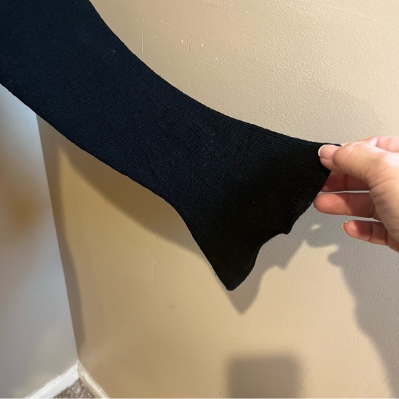 Genny Italian-made Black fine gauge wool turtle neck sweater, small - Picture 4 of 8